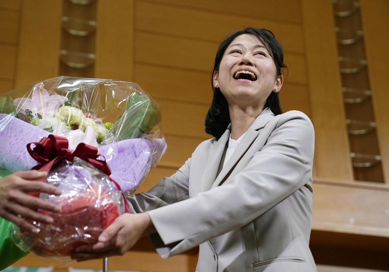 衆院和歌山1区の補欠選挙で初当選を決め、花束を受け取る林佑美氏（共同）