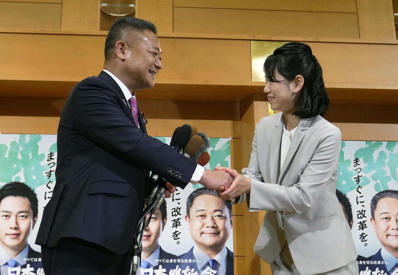 衆院和歌山1区の補欠選挙で初当選を決め、日本維新の会の馬場代表（左）と握手する林佑美氏（共同）