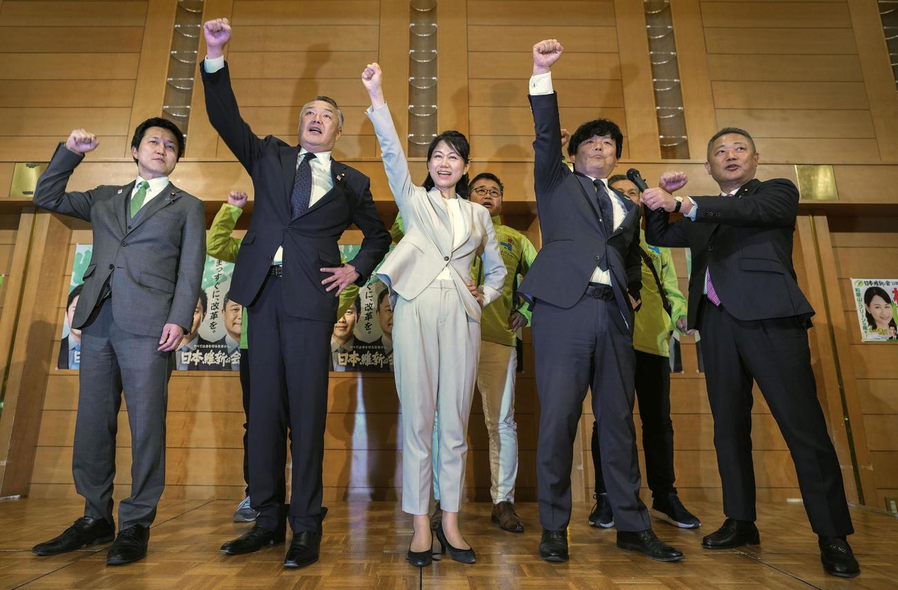衆院和歌山1区の補欠選挙で初当選を決め、支援者らと拳を突き上げる林佑美氏（中央＝共同）