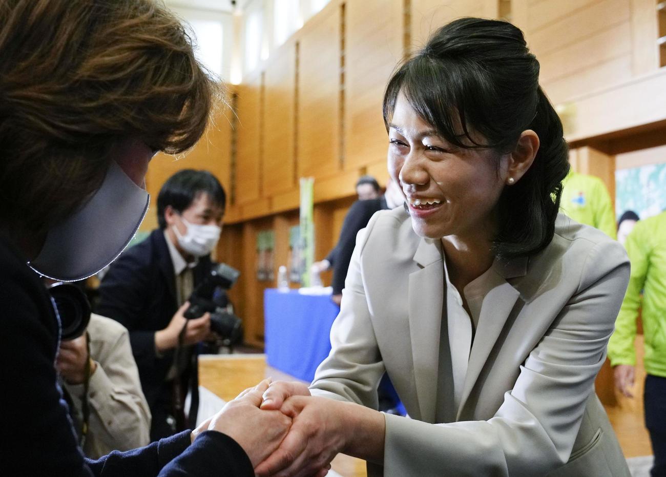 衆院和歌山1区の補欠選挙で初当選を決め、支持者と握手する林佑美氏（共同）