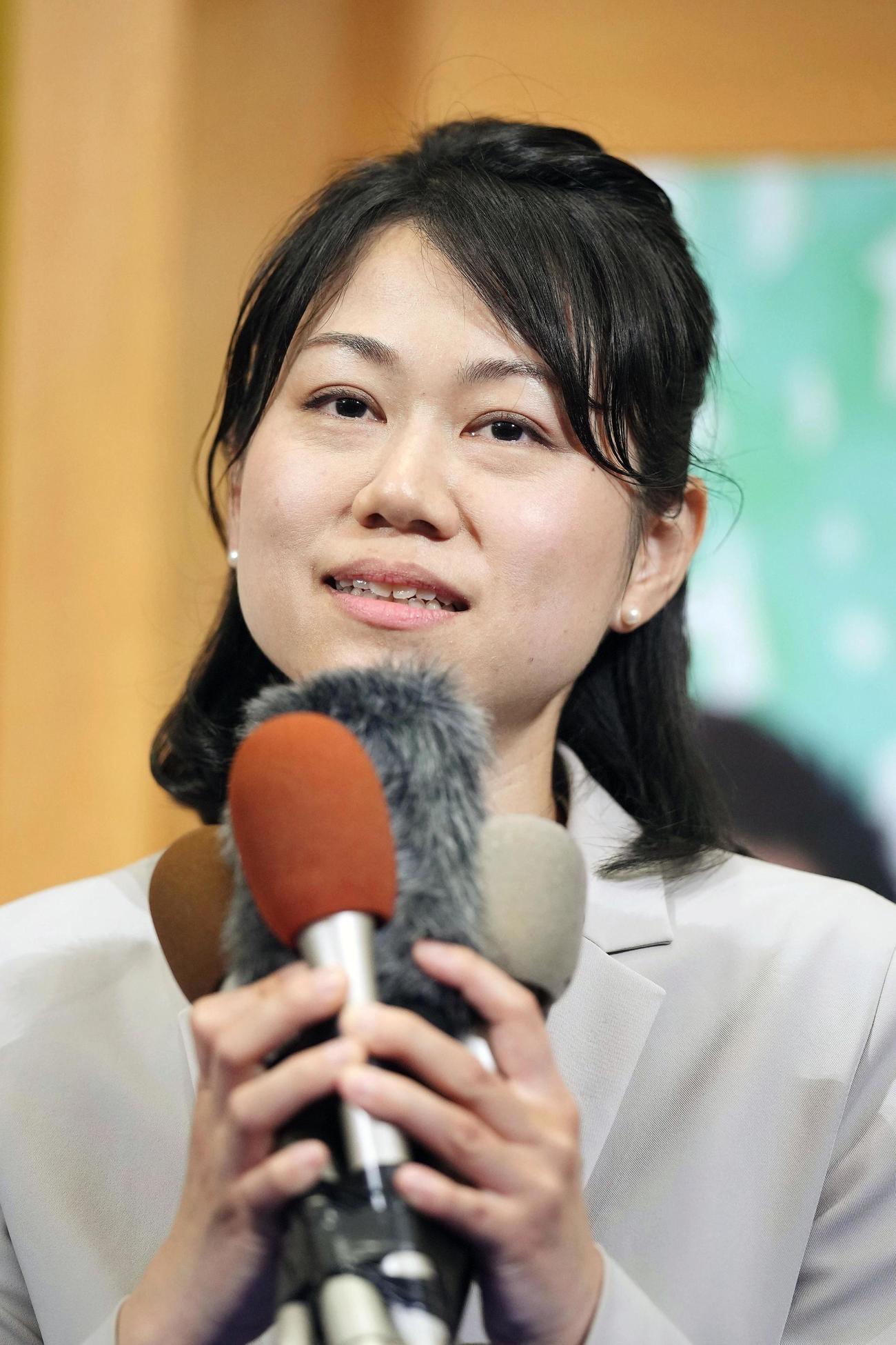 衆院和歌山1区の補欠選挙で初当選を決め、取材に応じる林佑美氏（共同）