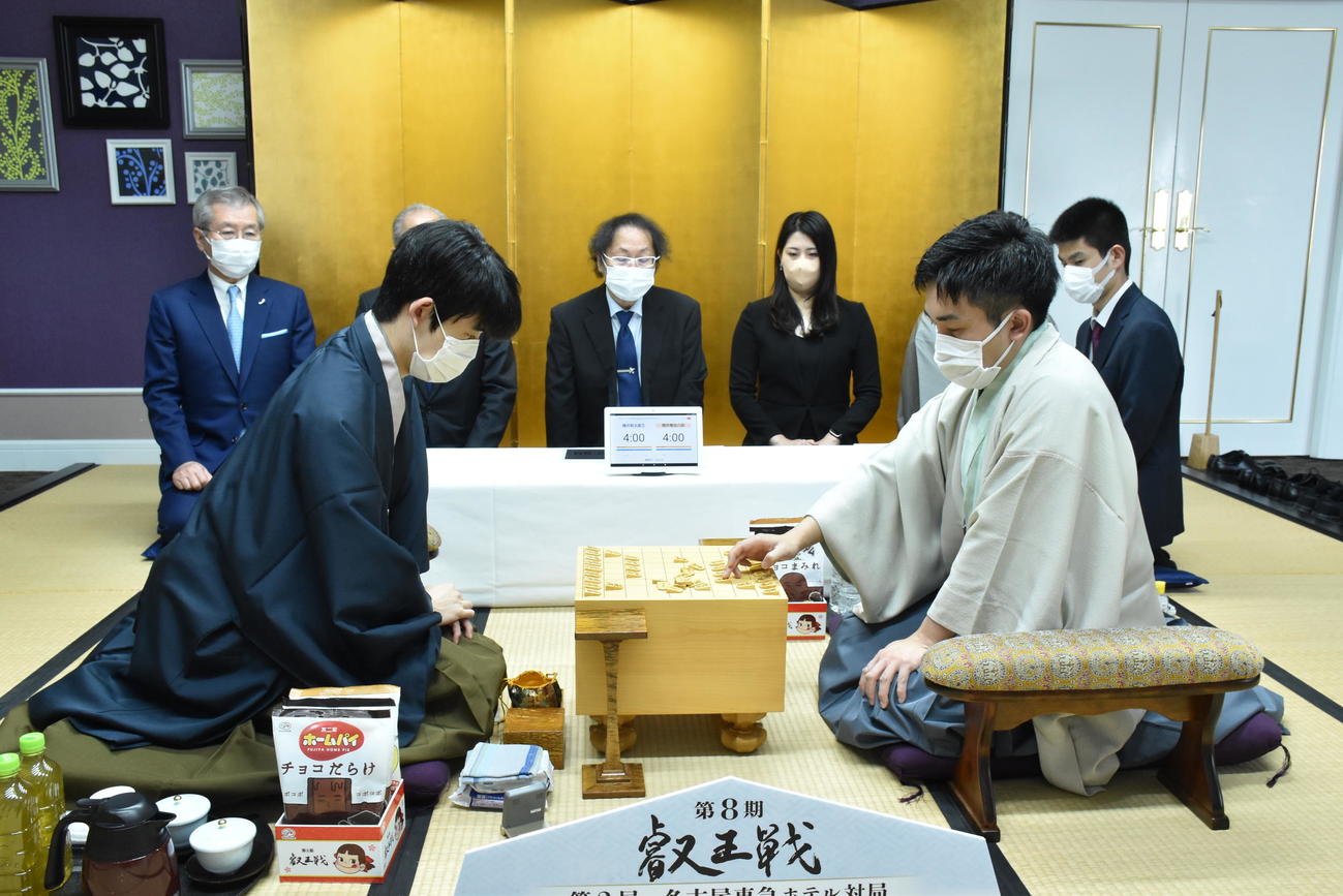 第8期叡王戦5番勝負第2局に臨んだ藤井聡太叡王（左）菅井竜也八段（日本将棋連盟提供）