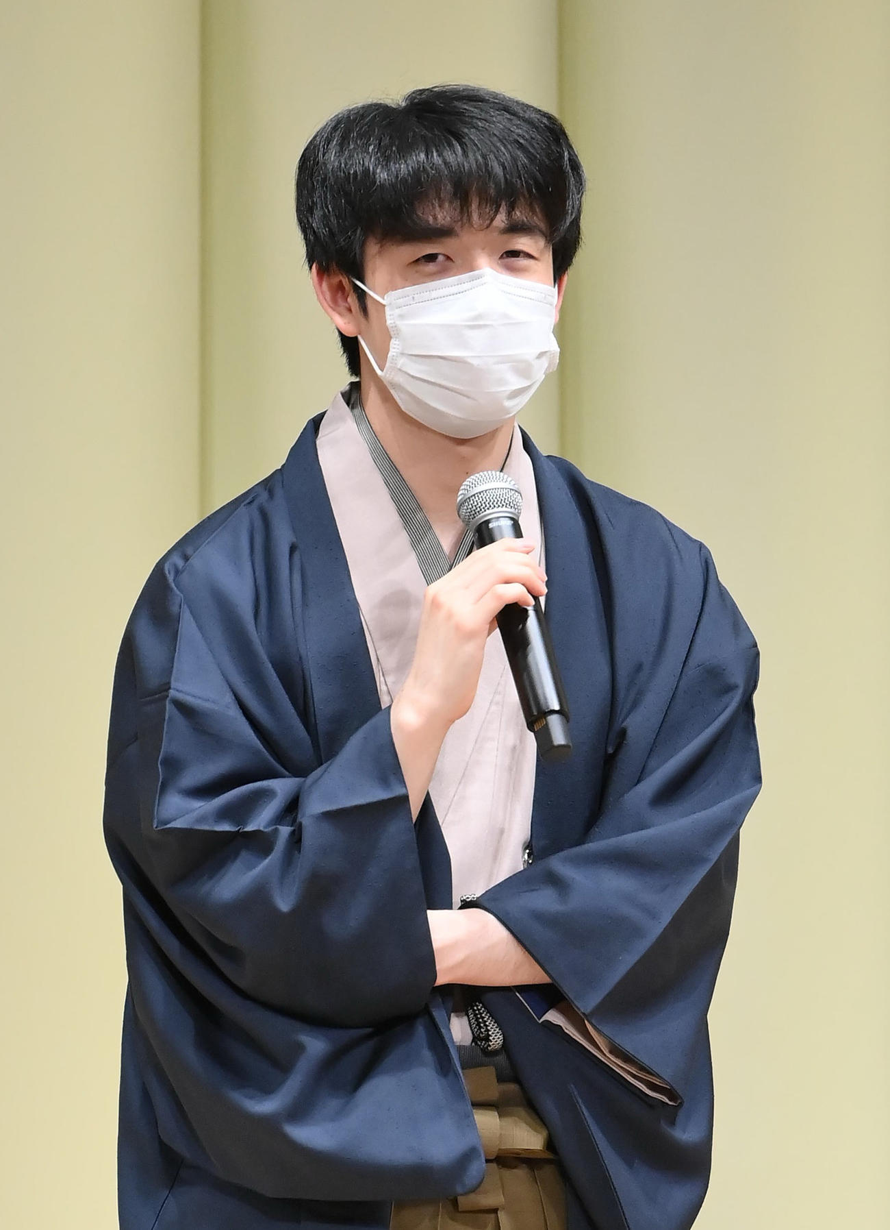 第2局を終え、大盤解説で対局を振り返る藤井聡太叡王（代表撮影）