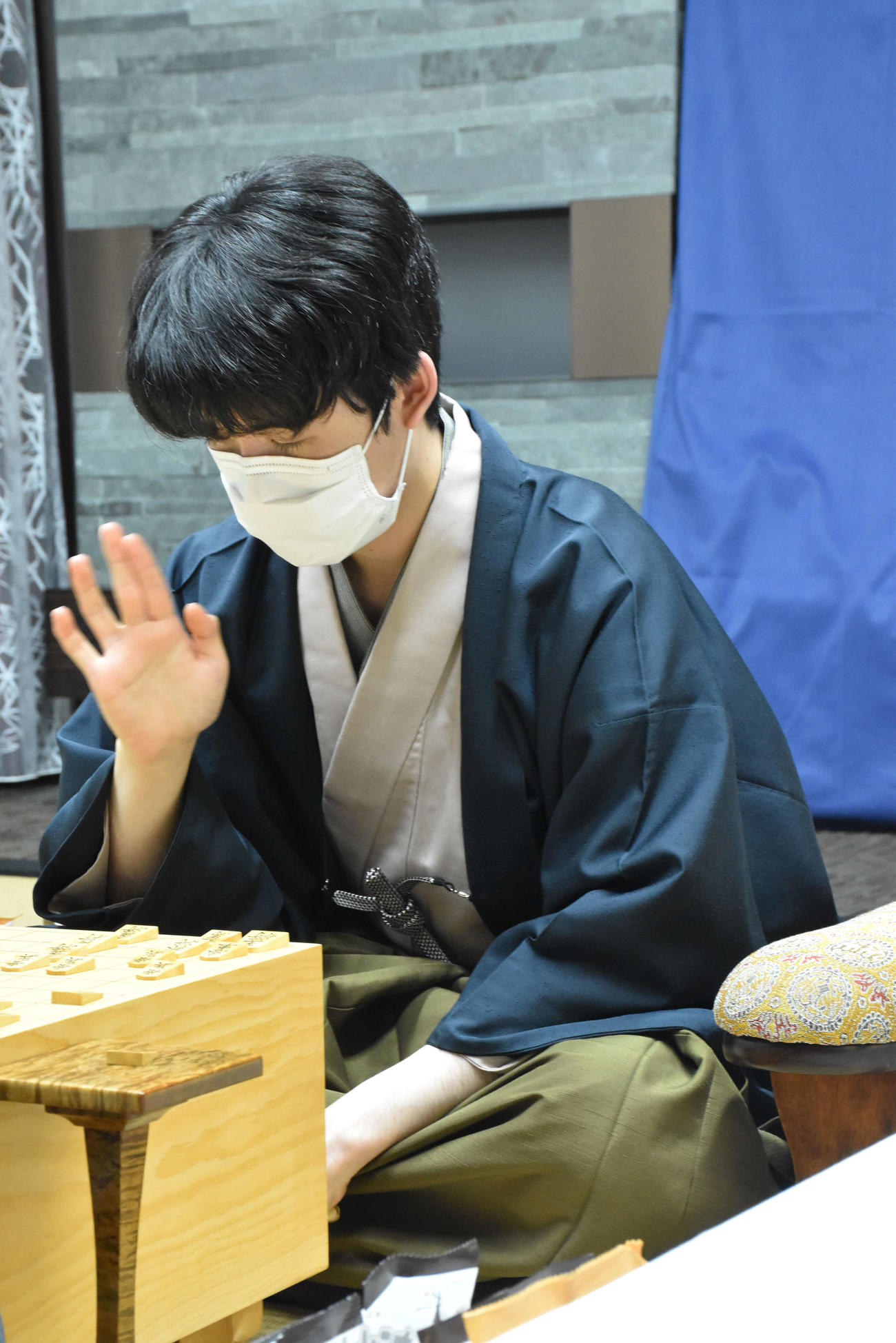 終局後、感想戦を行う藤井聡太叡王（日本将棋連盟提供）