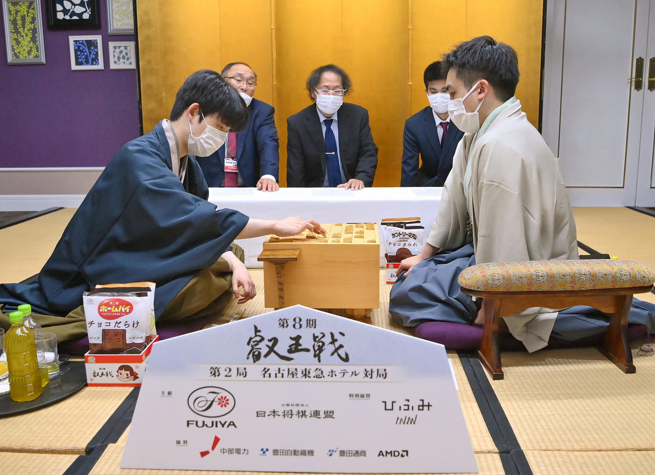 対局を振り返る菅井竜也八段（右）と藤井聡太叡王（代表撮影）