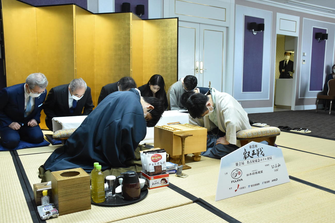 第8期叡王戦5番勝負第2局に臨んだ藤井聡太叡王（左）菅井竜也八段（日本将棋連盟提供）