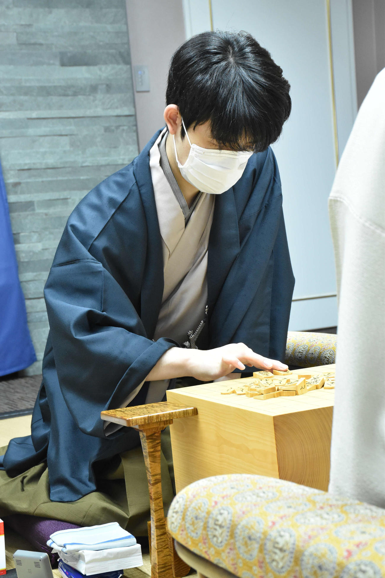 第8期叡王戦5番勝負第2局に臨んだ藤井聡太叡王（日本将棋連盟提供）