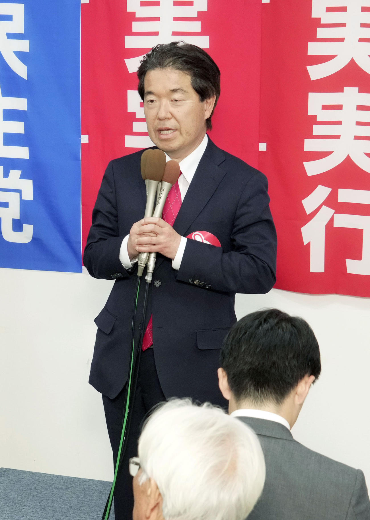 衆院千葉5区の補欠選挙で落選が決まり、敗戦の弁を述べる矢崎堅太郎氏（共同）