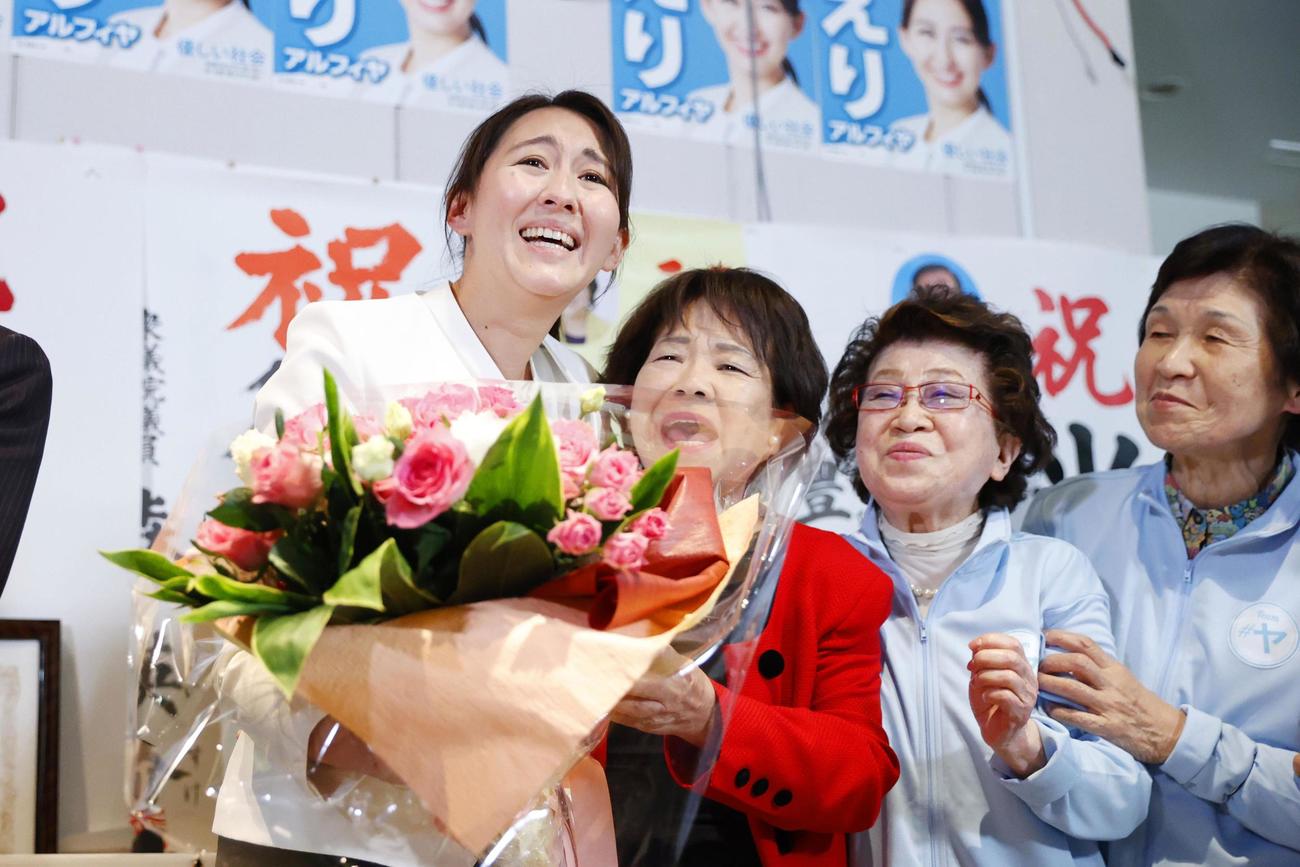 衆院千葉5区の補欠選挙で当選を決め、支援者と喜ぶ英利アルフィヤ氏（左端＝共同）