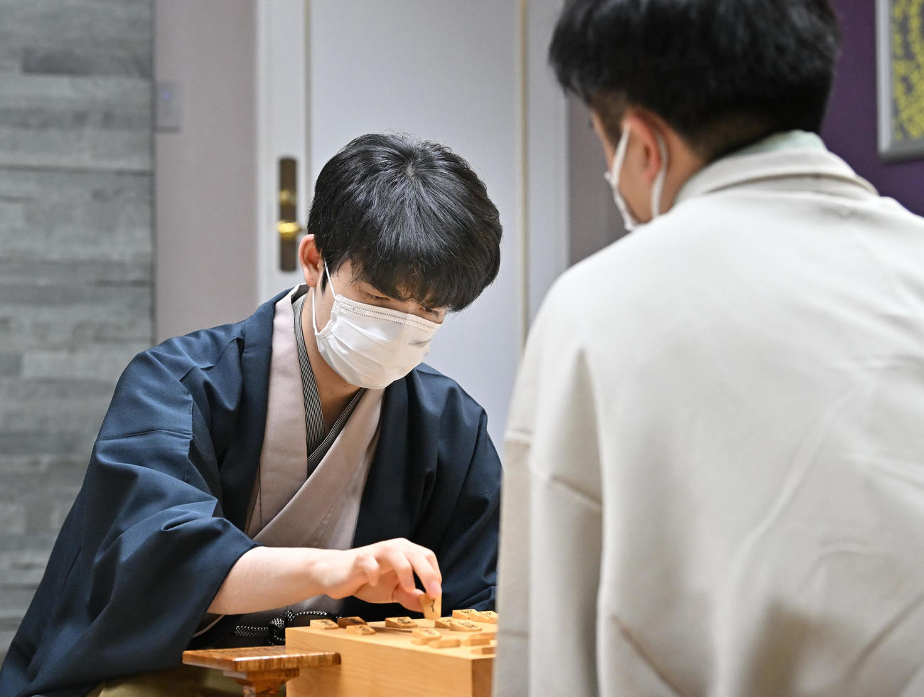 菅井竜也八段に敗れた藤井聡太叡王の感想戦（代表撮影）