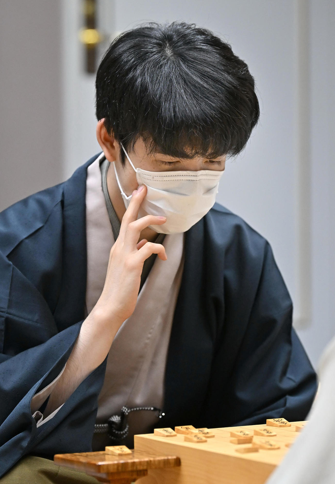 菅井竜也八段に敗れた藤井聡太叡王の感想戦（代表撮影）