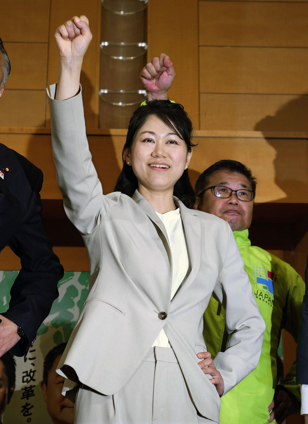 衆院和歌山1区の補欠選挙で初当選を決め、拳を突き上げる林佑美氏（共同）