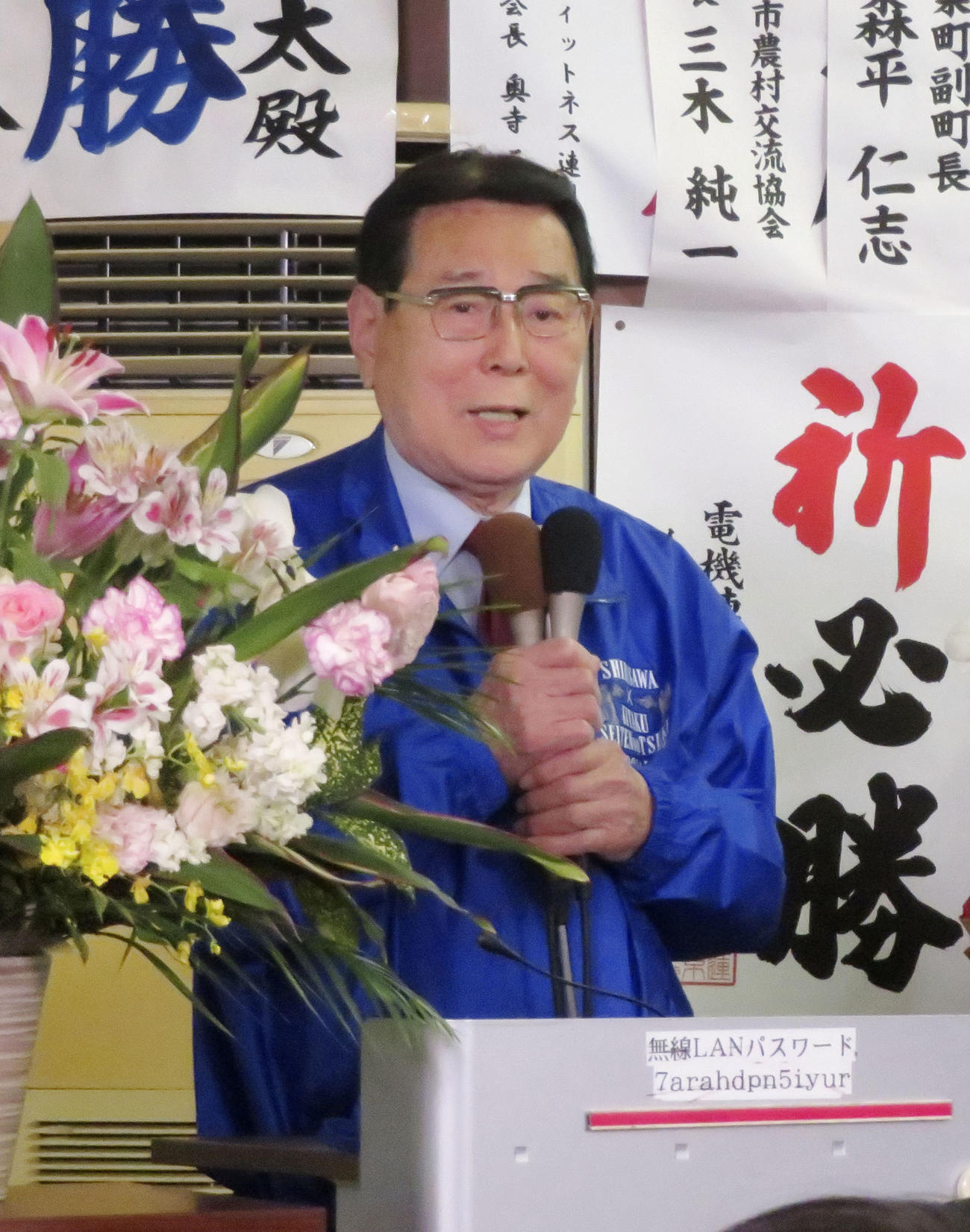 東京都北区長選で落選が決まり、敗戦の弁を述べる花川与惣太氏（共同）
