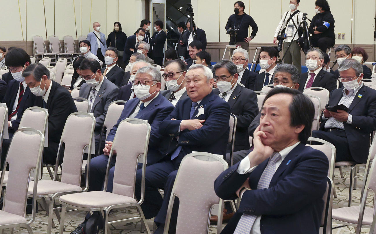 参院大分選挙区補欠選挙の開票を待つ、白坂亜紀氏の支持者ら（共同）