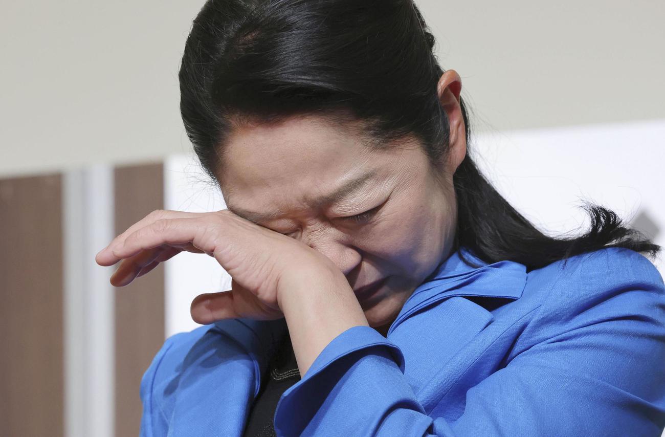 参院大分選挙区の補欠選挙で当選を決め、壇上で涙する白坂亜紀氏（共同）