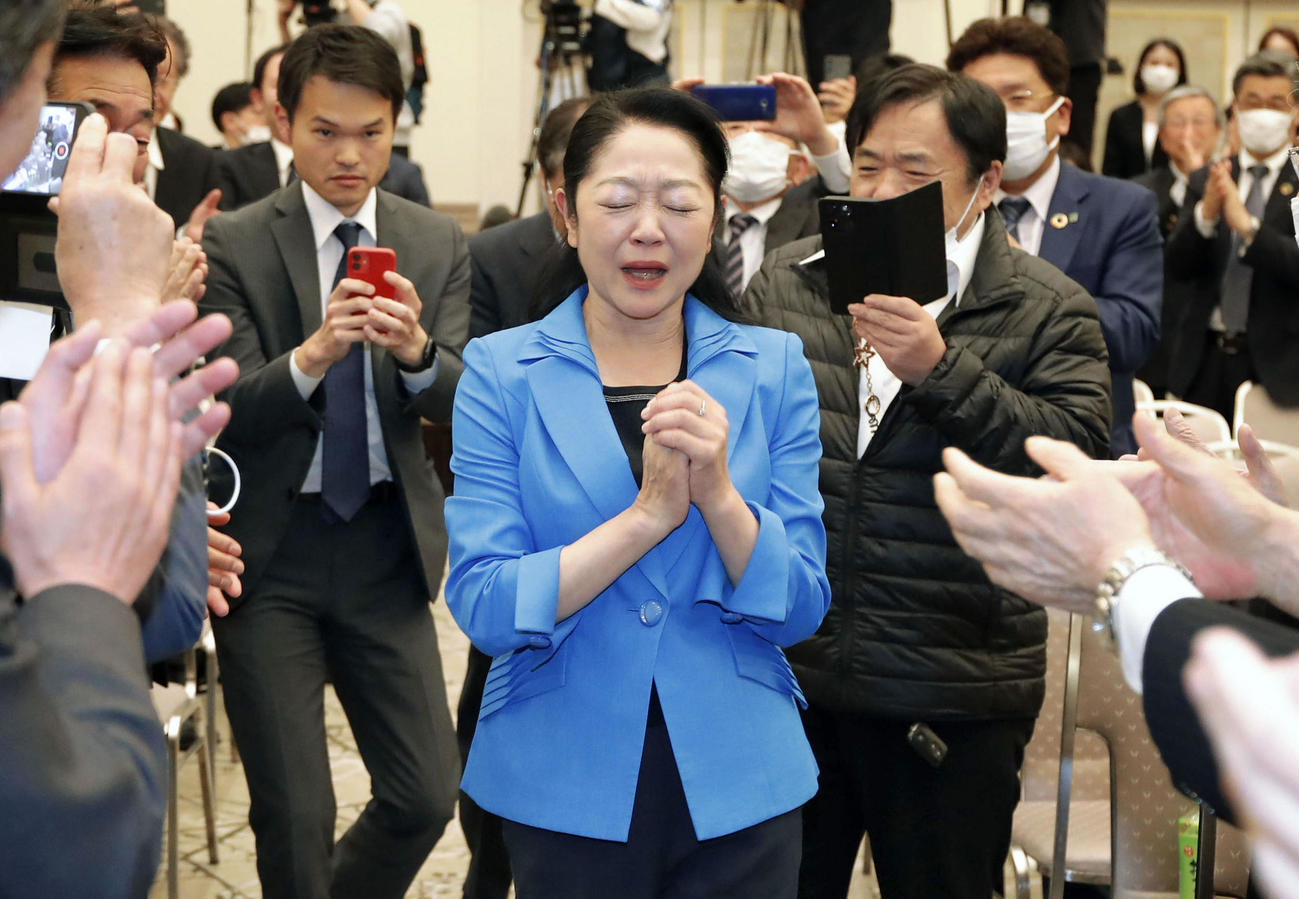 参院大分選挙区の補欠選挙で当選を決め、感極まる白坂亜紀氏（共同）
