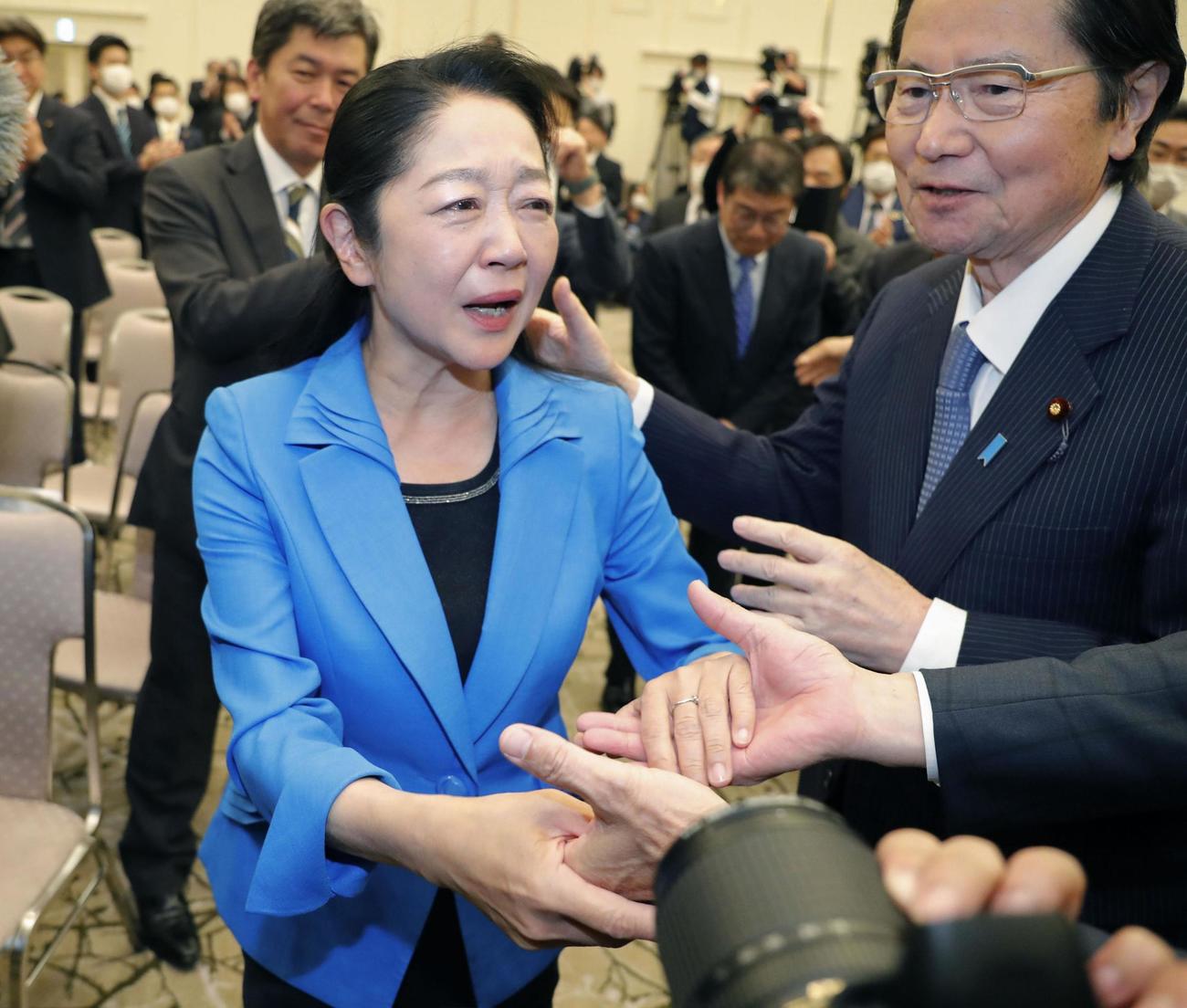 参院大分選挙区の補欠選挙で当選を決め、支援者と握手する白坂亜紀氏。右は衛藤征士郎元衆院副議長（共同）