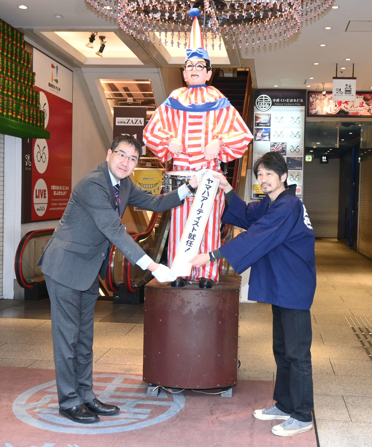 新しい太鼓の贈呈式に“出席”したくいだおれ太郎（撮影・松浦隆司）