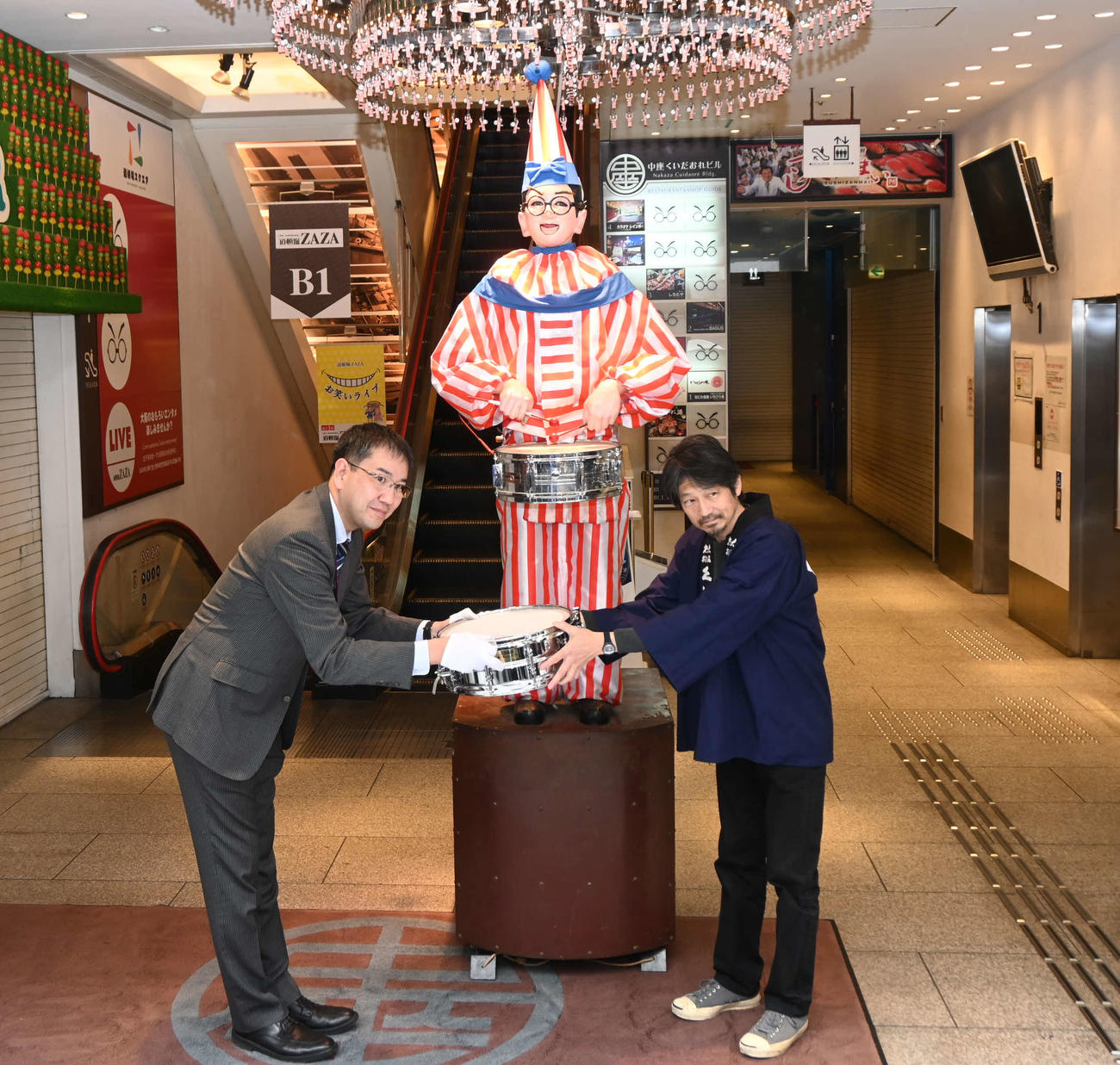 新しい太鼓の贈呈式に“出席”したくいだおれ太郎（撮影・松浦隆司）