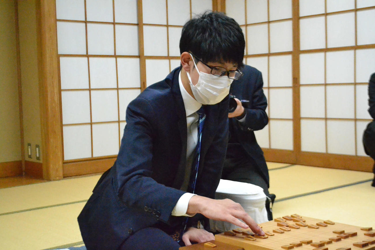 永瀬拓矢王座を下してうれしいタイトル戦初挑戦を決めた佐々木大地七段