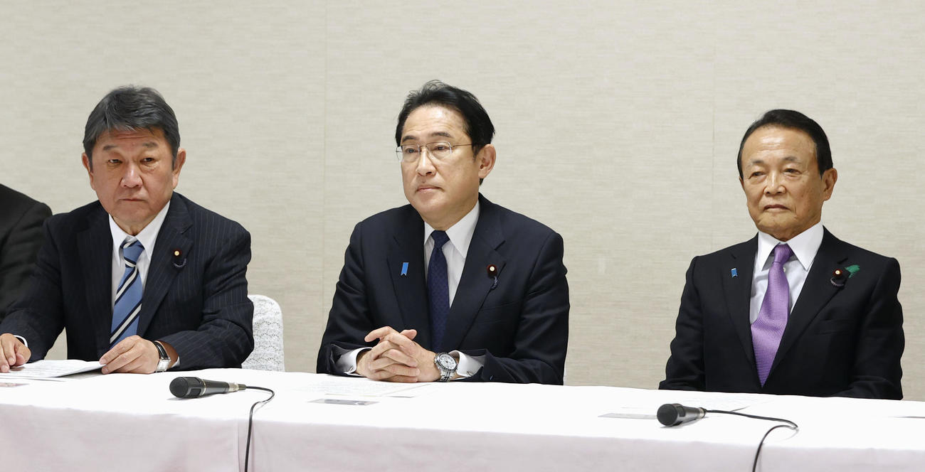 自民党役員会に臨む（左から）茂木幹事長、岸田首相、麻生副総裁＝24日午後、東京・永田町の党本部（共同）