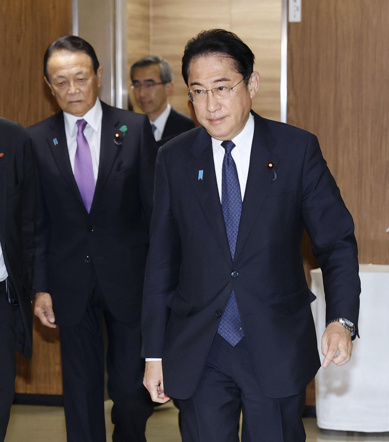 自民党役員会に臨む岸田首相。左は麻生副総裁＝24日午後、東京・永田町の党本部（共同）