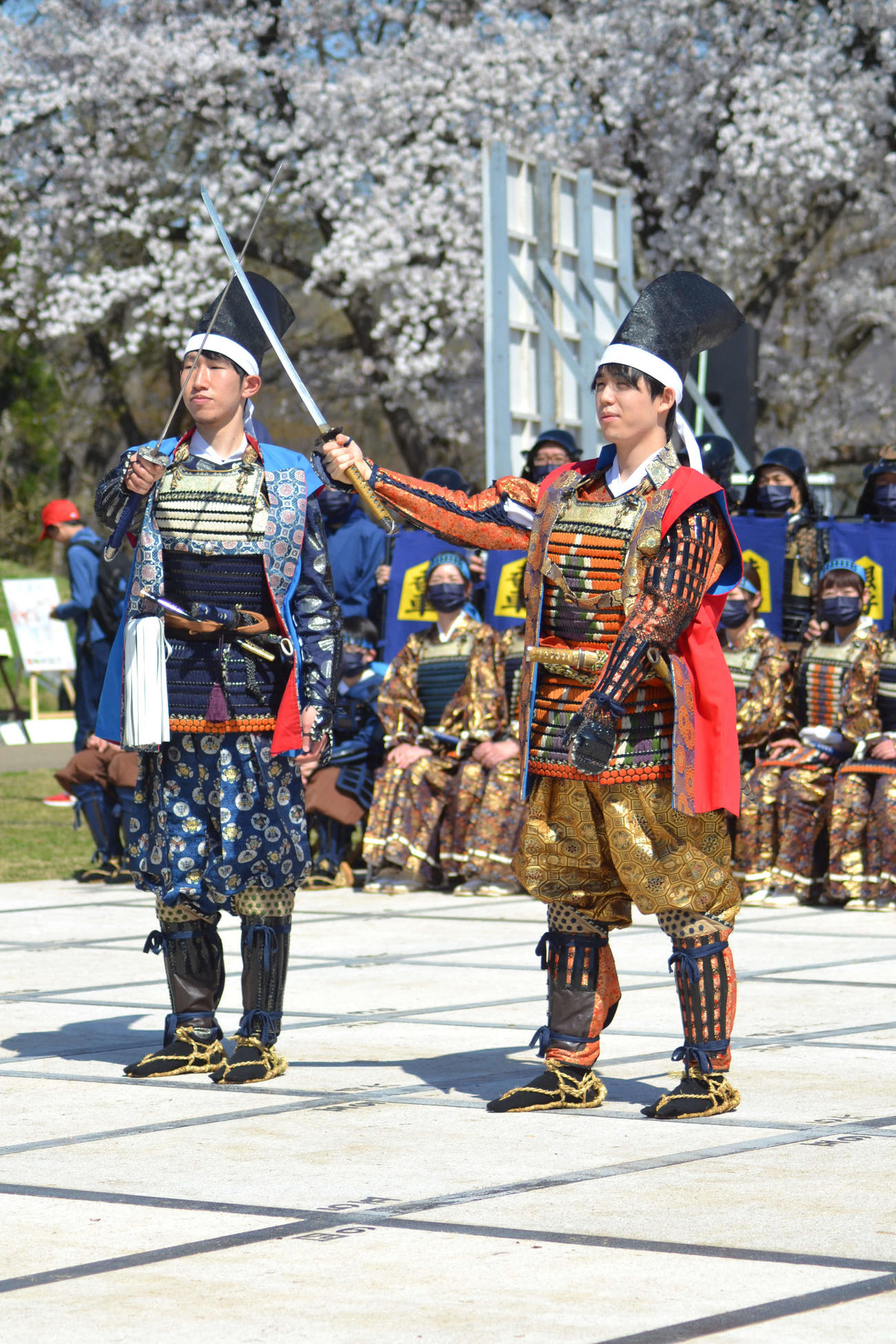 昨年4月に山形県天童市で開催された「人間将棋」に初出演した佐々木大地七段（左）と藤井聡太棋聖（右）