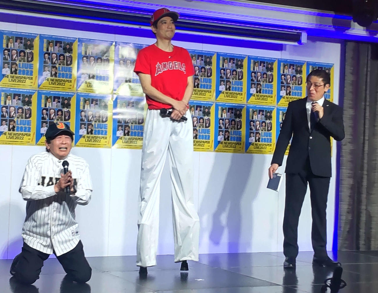 左から竹内康明（クリヤマ監督）、石坂タケシ（大谷ショウヘイ）、浜田太一（キシダ総理）（撮影・寺沢卓）