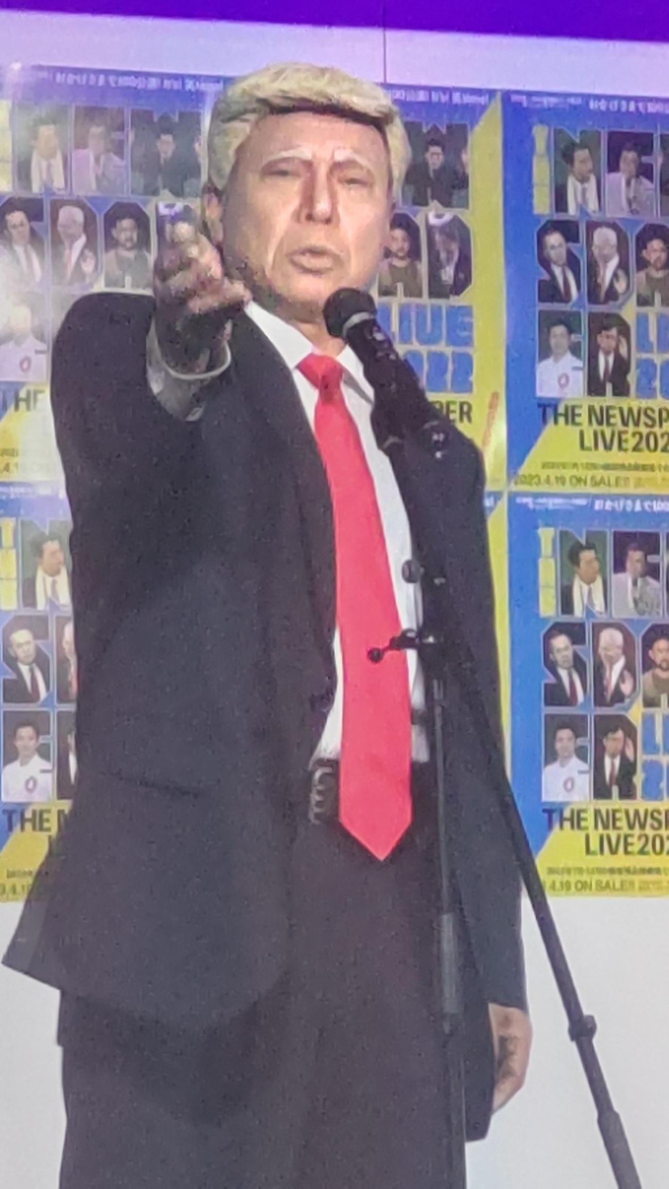 ポーズをとる松下アキラ（とらんぷ前大統領）（撮影・寺沢卓）