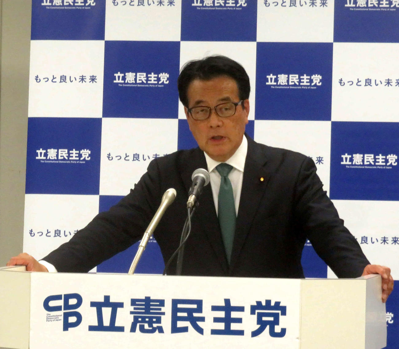 立憲民主党の岡田克也幹事長は常任幹事会後の会見で補選全敗と今後の対応を語った（撮影・大上悟）