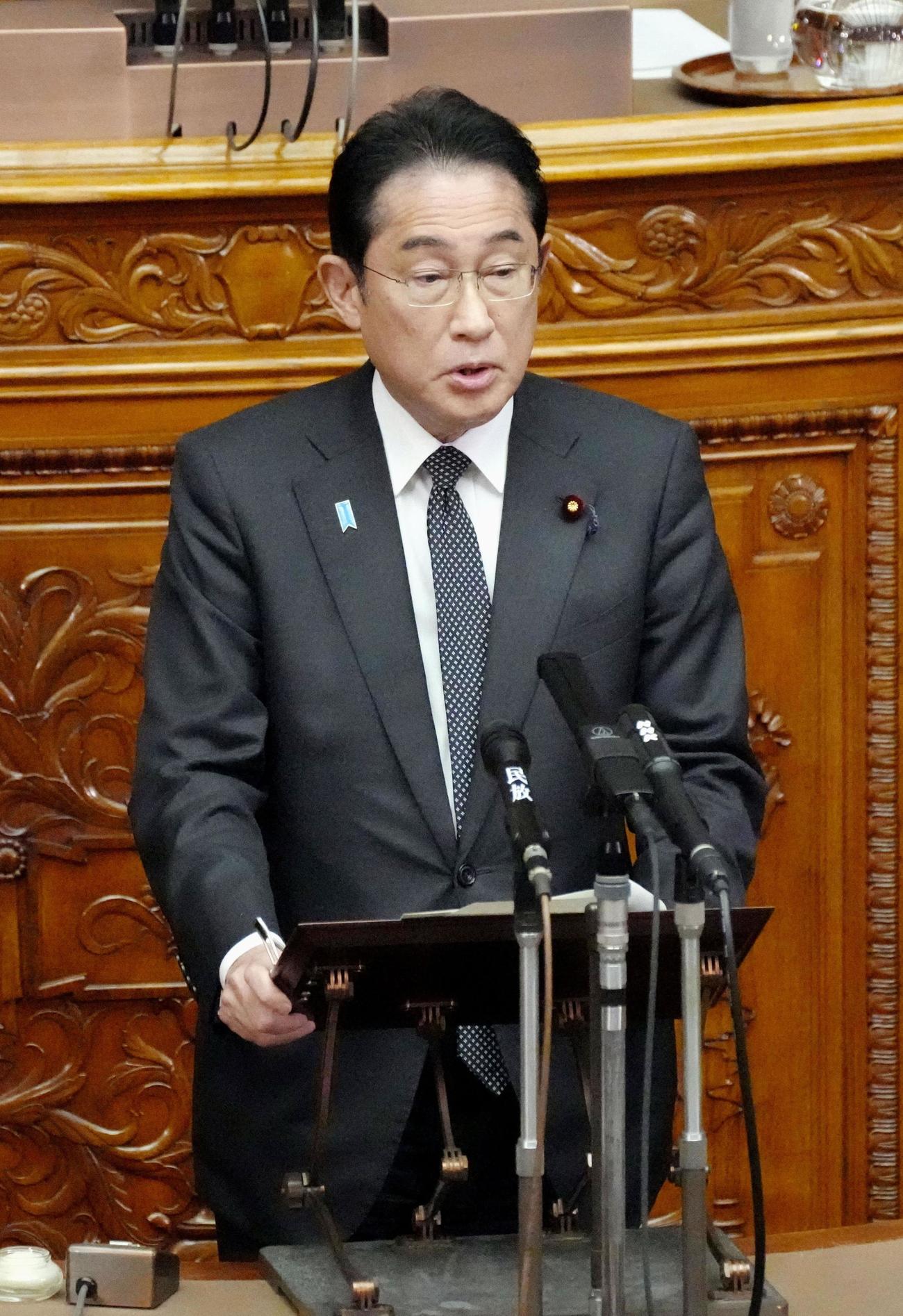 参院本会議で答弁する岸田首相（共同）