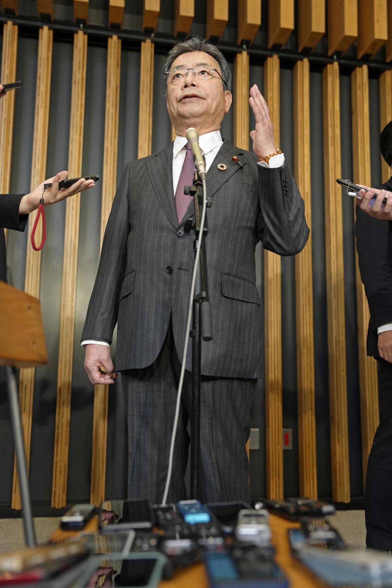 発言について記者の質問に答える谷国家公安委員長（共同）