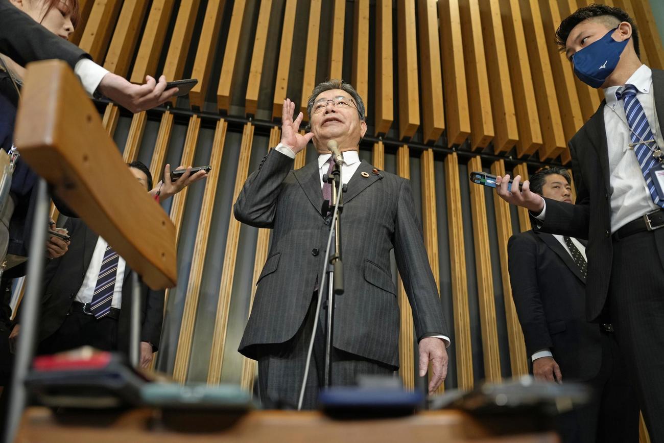 発言について記者の質問に答える谷国家公安委員長（共同）