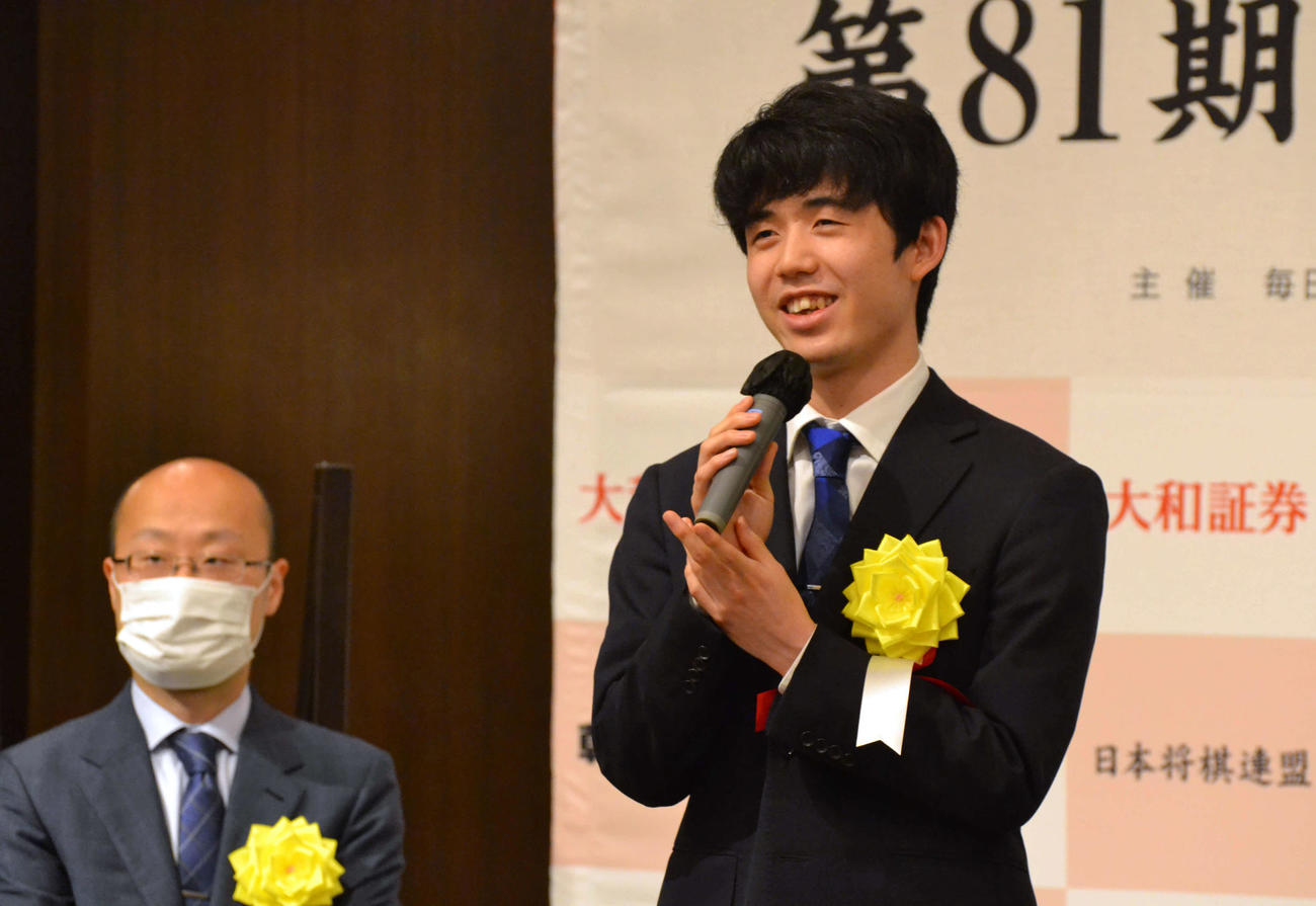 渡辺明名人（左）の前で名人戦第2局への決意を述べる藤井聡太竜王（撮影・赤塚辰浩）