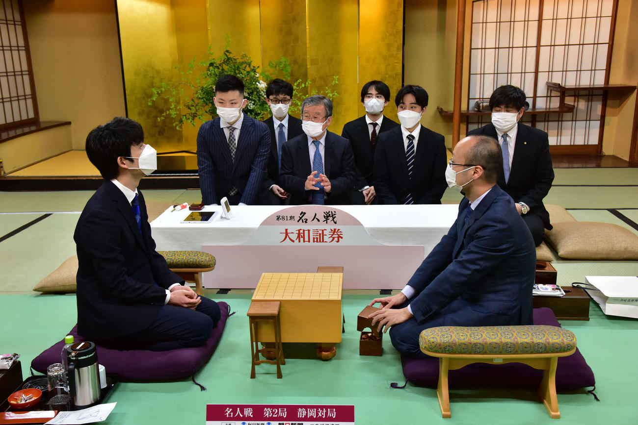 名人戦7番勝負第2局の前日検分を行った藤井聡太竜王（左）と渡辺明名人（日本将棋連盟提供）