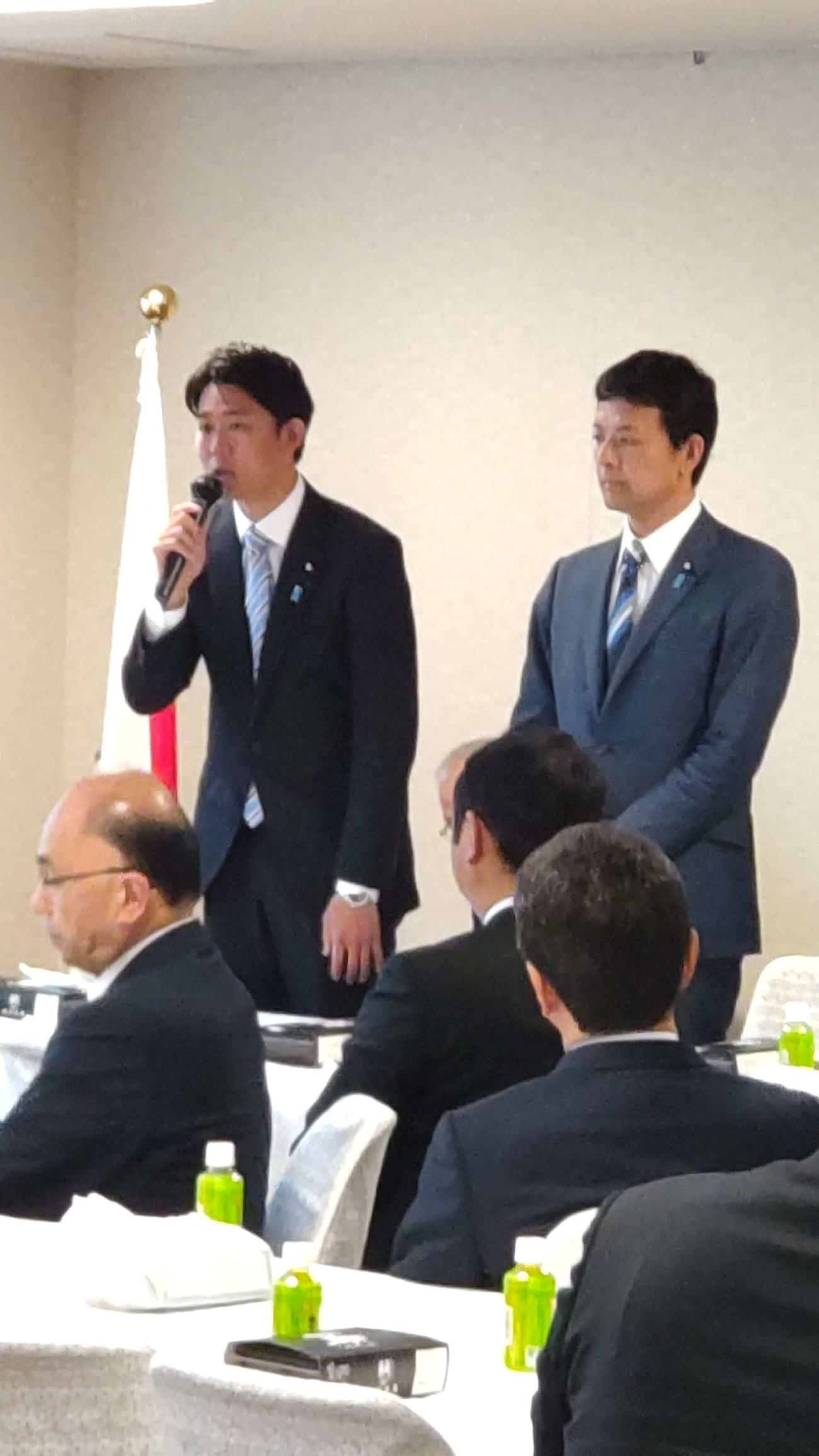 自民党安倍派入りが決まり、派閥の会合であいさつする岸信千世氏（左）と吉田真次氏（撮影・中山知子）