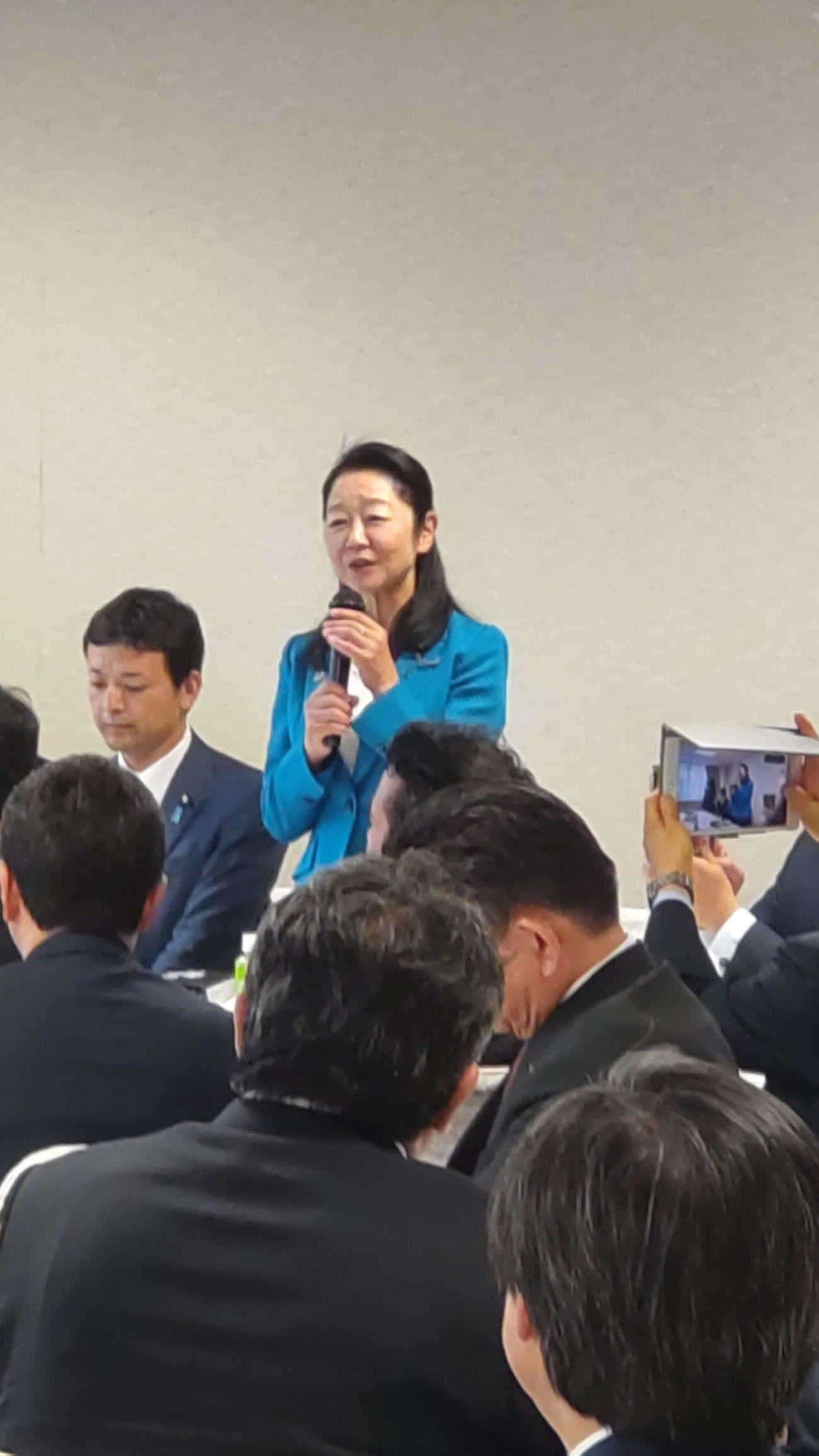 自民党安倍派入りが決まり、派閥会合で選挙での支援に謝意を述べる参院大分選挙区の白坂亜紀氏（撮影・中山知子）