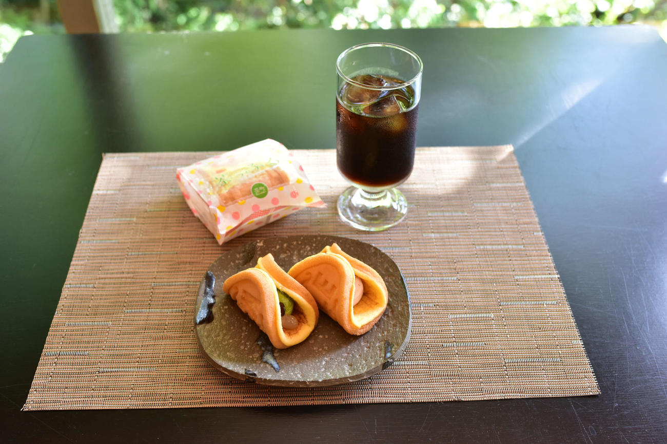 渡辺名人の初日午後のおやつは「茶っふる」とアイスコーヒー（日本将棋連盟提供）