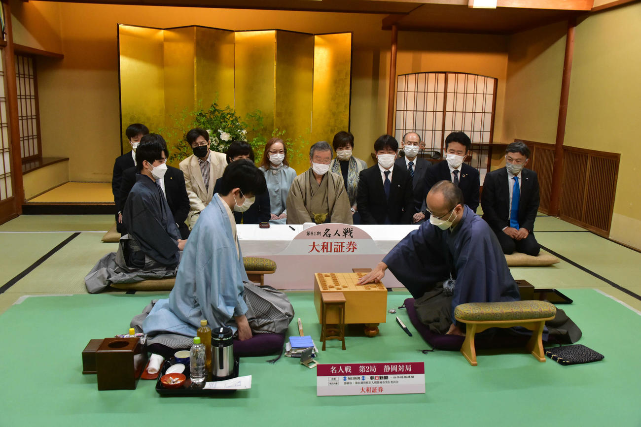 名人戦7番勝負第2局は藤井聡太竜王（左）の先手でスタート（右は後手の渡辺明名人、日本将棋連盟提供）