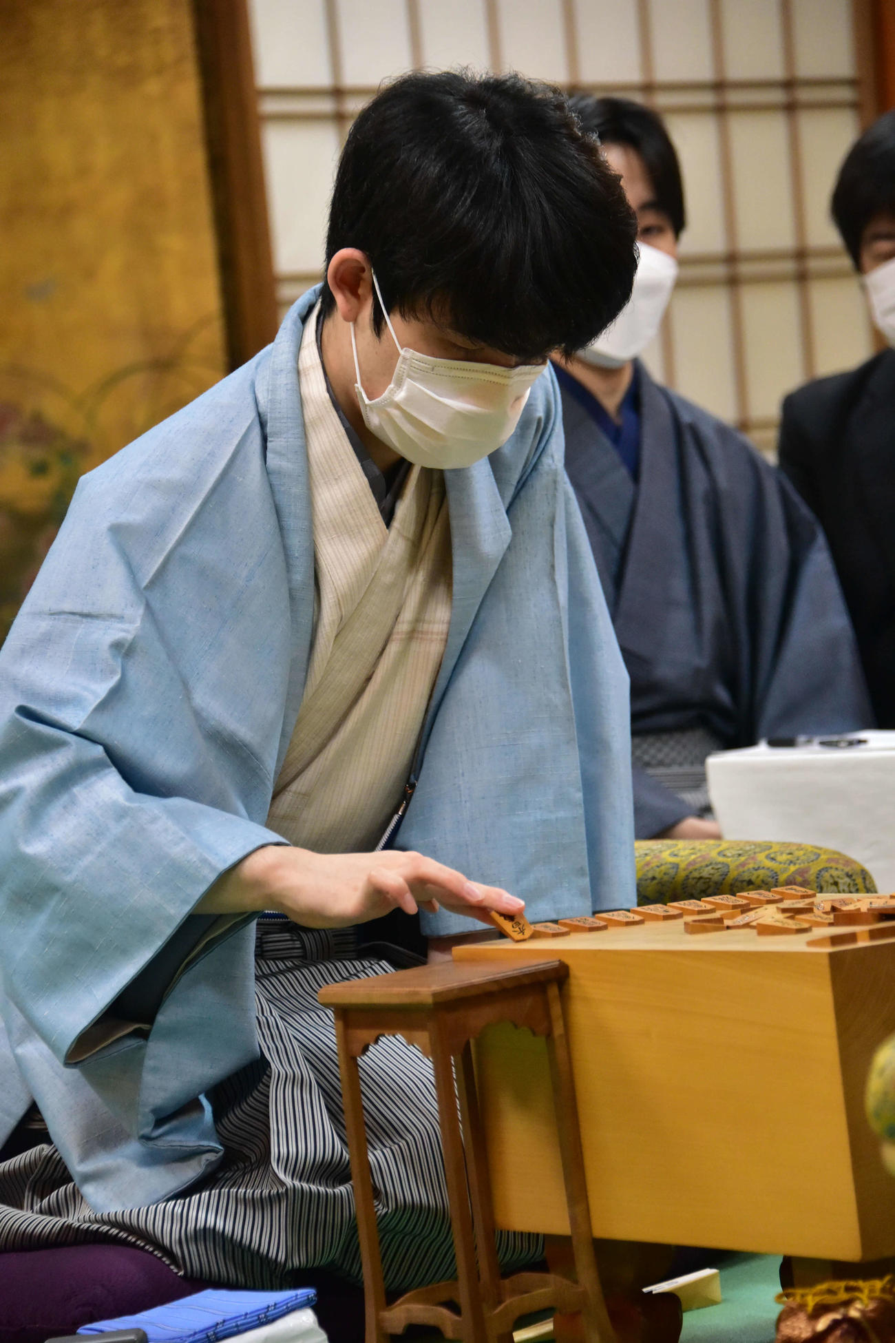 史上最年少名人獲得へ連勝を狙う先手の藤井聡太竜王（日本将棋連盟提供）