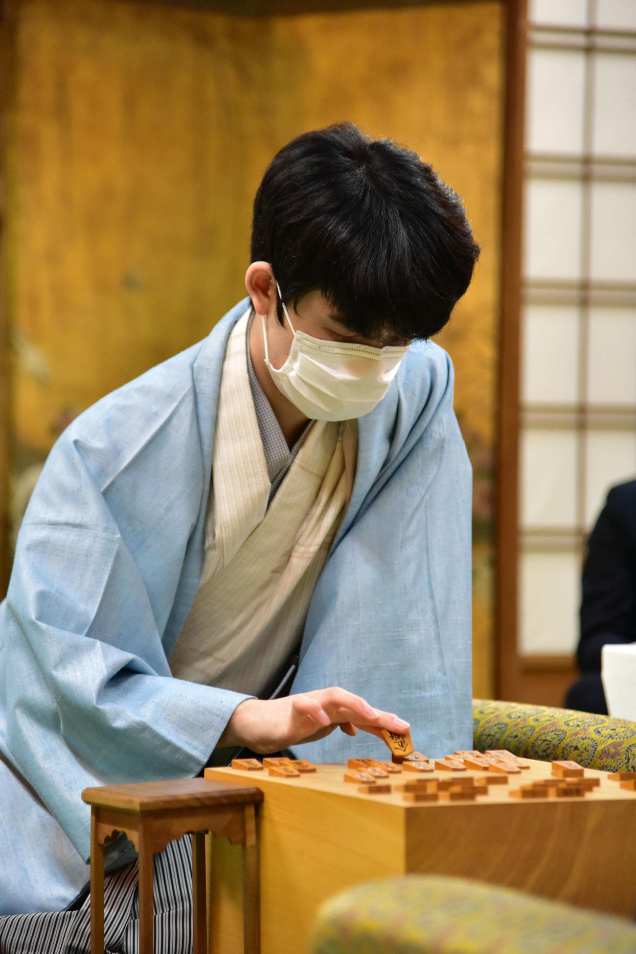 連勝に向けて初日の指し手を再現する藤井聡太竜王（日本将棋連盟提供）