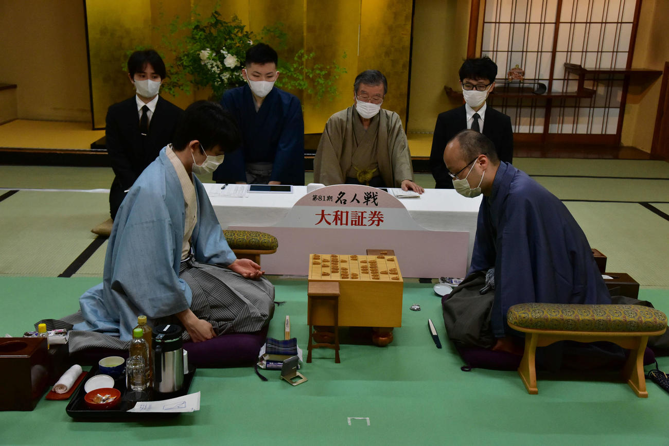 藤井聡太竜王（左）の封じ手が開封されて名人戦7番勝負第2局は2日目が再開された（右は渡辺明名人、日本将棋連盟提供）