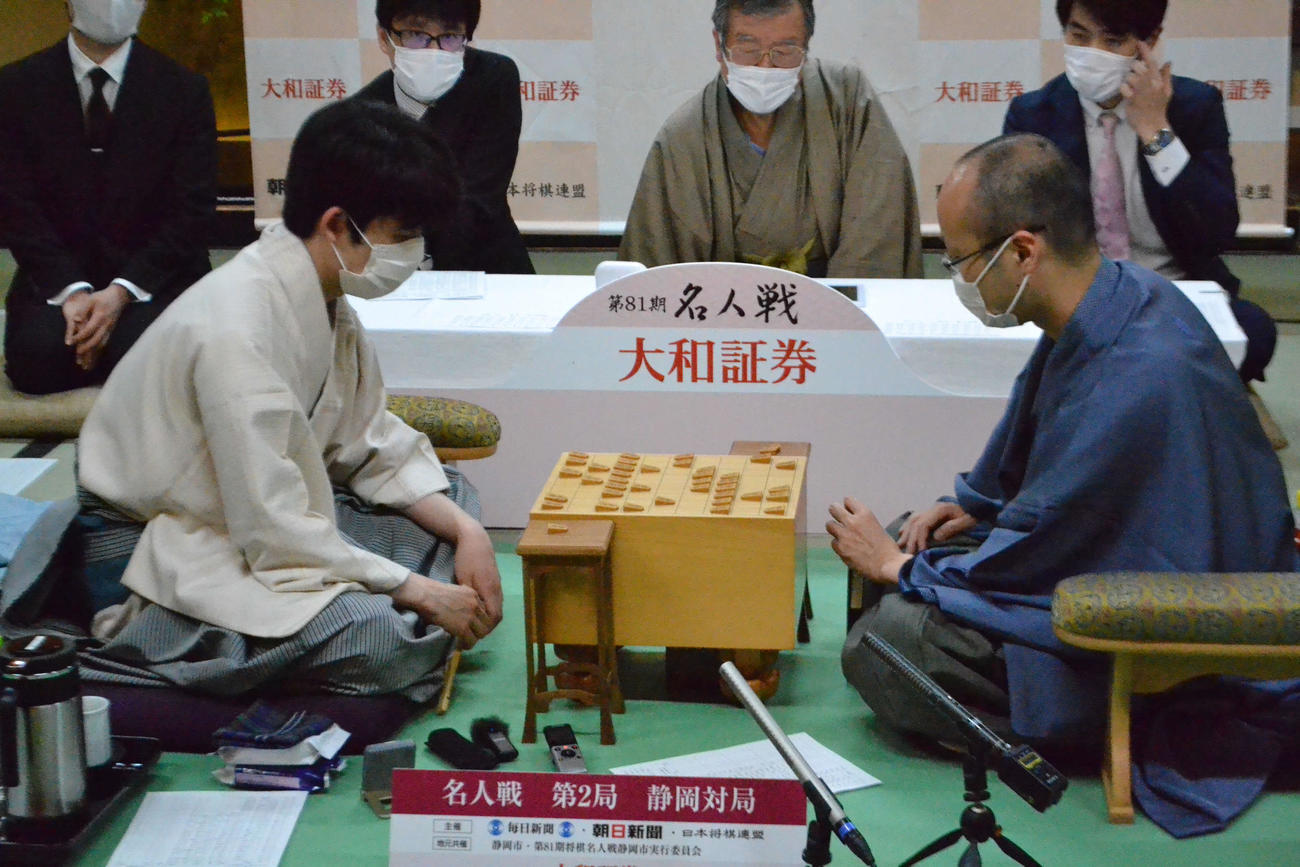 藤井聡太竜王（左）は史上最年少での名人獲得と7冠に向けて渡辺明名人（右）に連勝