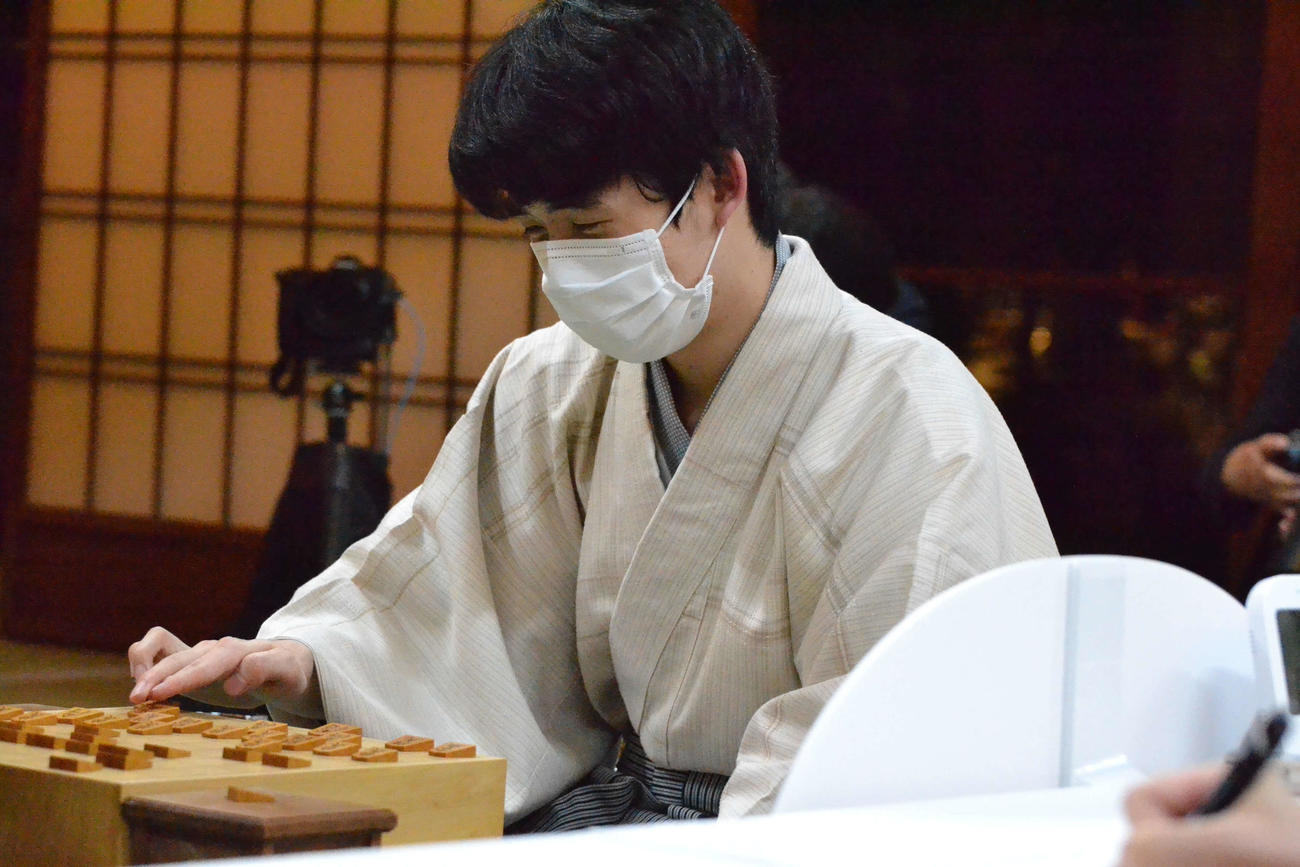 渡辺明名人に連勝し、史上最年少での名人獲得と7冠が近づいた藤井聡太竜王