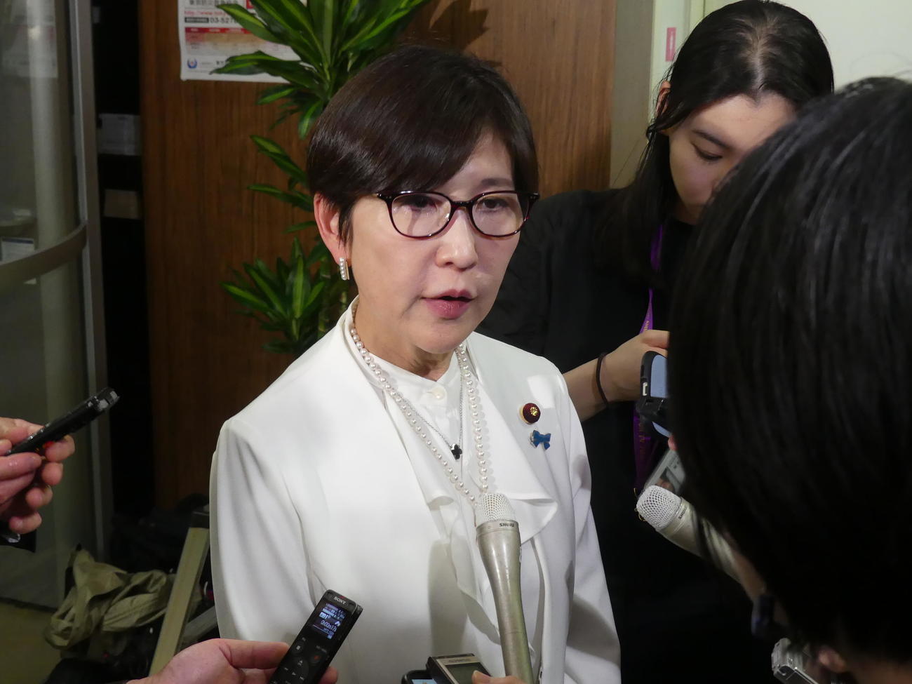 自民党のLGBTに関する特命委員会後、取材に応じる稲田朋美元防衛相（撮影・中山知子）