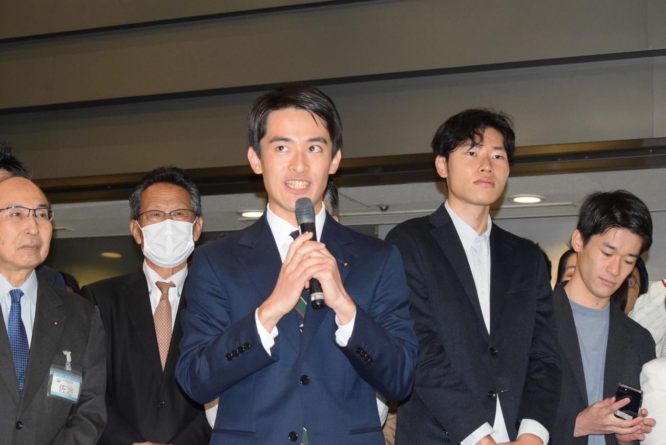 あいさつする高島崚輔芦屋市長（撮影・阪口孝志）