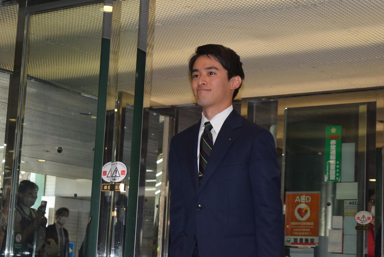 初登庁した高島崚輔芦屋市長（撮影・阪口孝志）