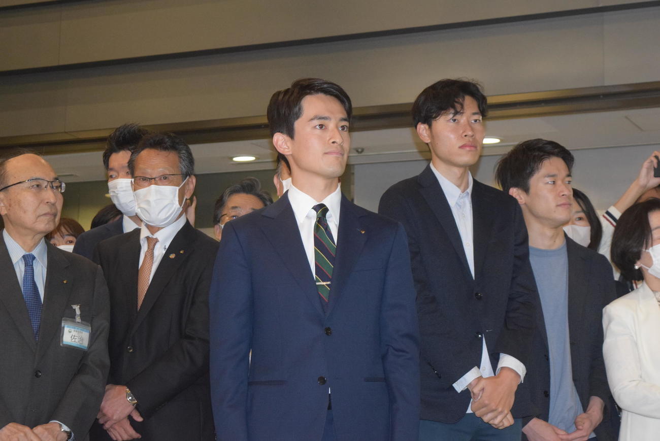 初登庁した高島崚輔芦屋市長（撮影・阪口孝志）