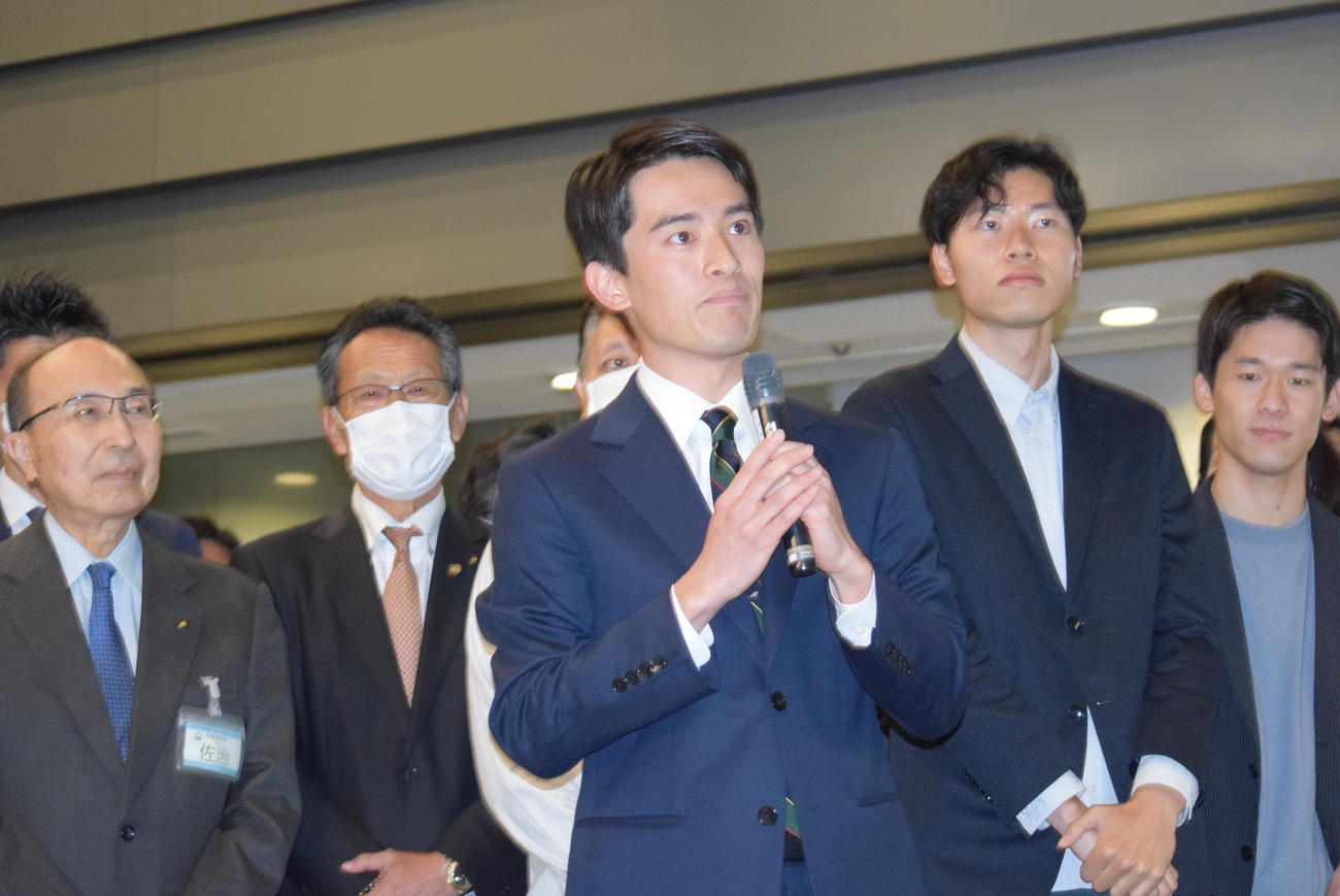 あいさつする高島崚輔芦屋市長（撮影・阪口孝志）