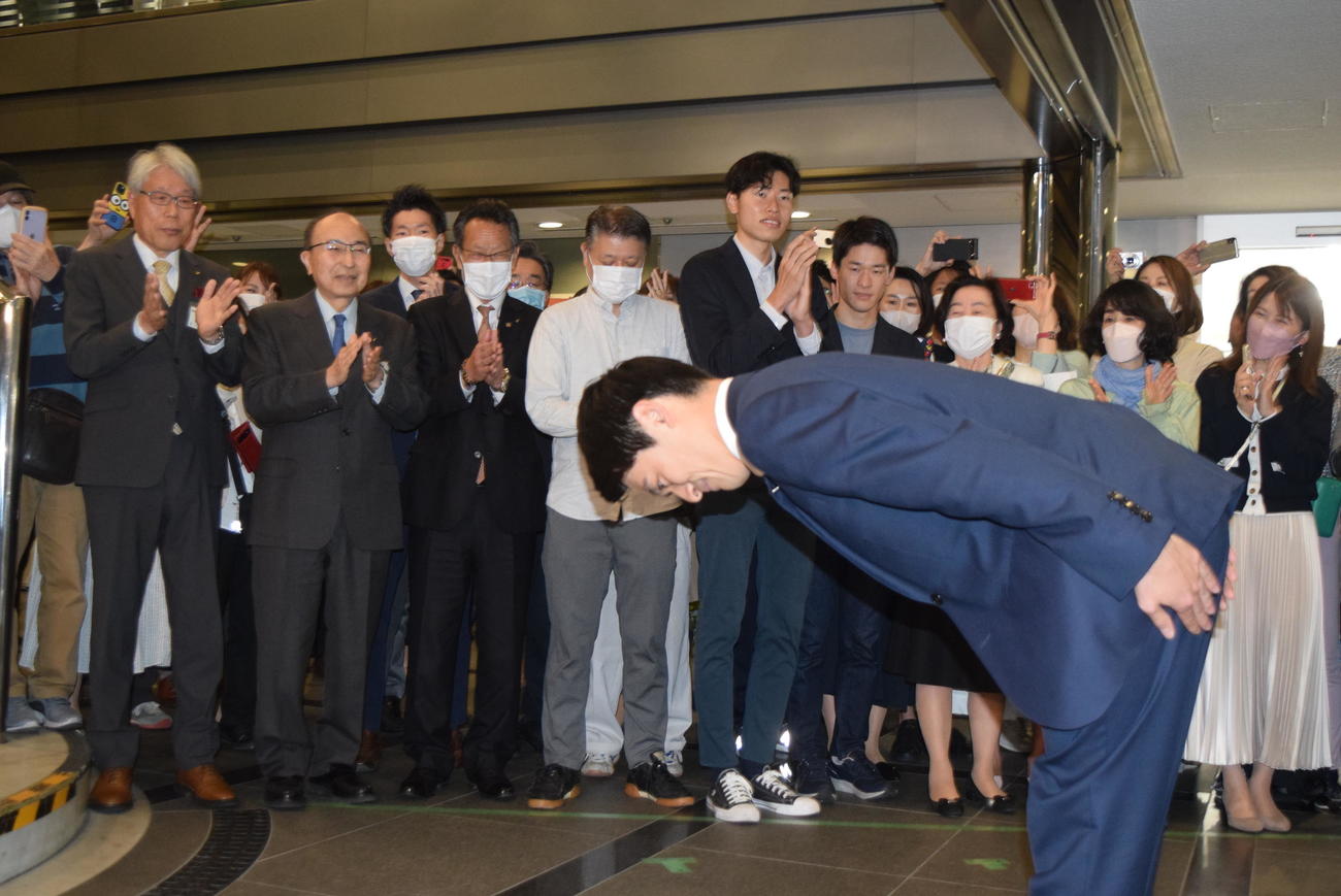 おじぎする高島崚輔芦屋市長（撮影・阪口孝志）